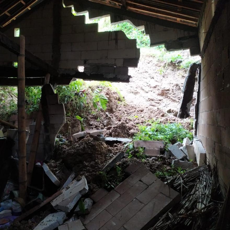 Tanah Longsor Mengakibatkan Tembok Rumah Jebol